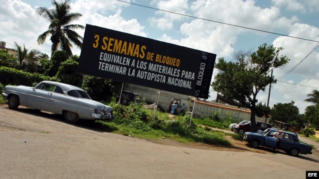 La isla está llena de carteles como este contra el embargo, que el gobierno cubano califica de bloqueo.