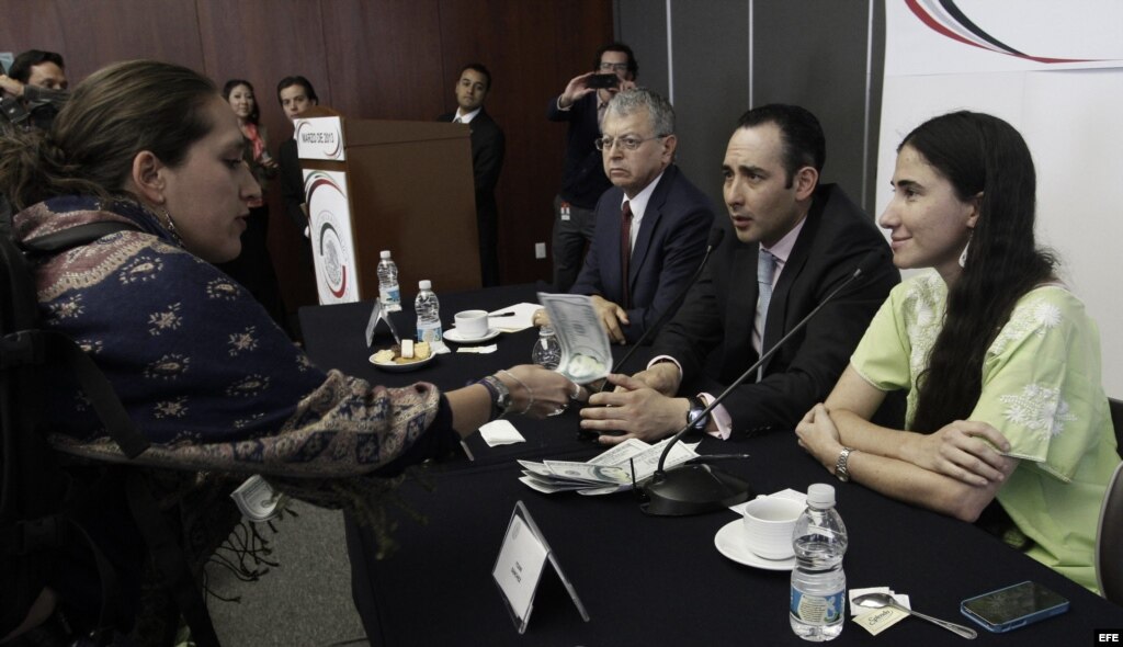  Yoani Sánchez (d) es interrumpida por miembros del Movimiento Mexicano en Solidaridad con Cuba, durante la conferencia "Libertad de expresión en las redes sociales" impartida por Sánchez en el Senado mexicano. 