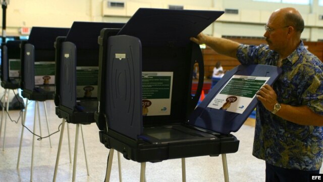 Funcionario del Departamento de Elecciones en Miami-Dade ubica las máquinas de votación en Miami, Florida (EE UU).