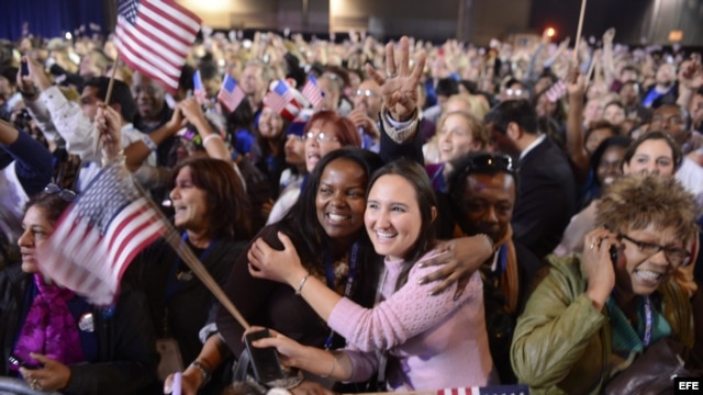 Seguidores de Barack Obama celebran tras los resultados de las elecciones presidenciales.