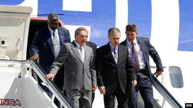 Raúl Castro (2i), desciende del avión presidencial. Archivo.