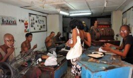 ARCHIVO. Varias personas trabajan en una zapatería estatal en La Habana. (Cuba).