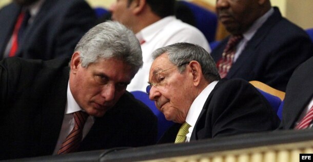 Raúl Castro (c), conversa con el vicepresidente Miguel Díaz-Canel (i),