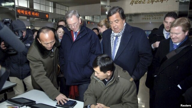 El ex gobernador de New Mexico Governor Bill Richardson (centro D) y el CEO de Google Eric Schmidt (centro I) en Corea del Norte. 