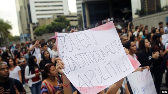 Un grupo de estudiantes se manifiesta en Caracas  para exigir respeto a la Constitución. Archivo.