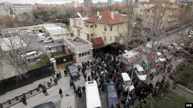 La policía turca rodea el área de la explosión, frente a la embajada de EE UU en Ankara.  