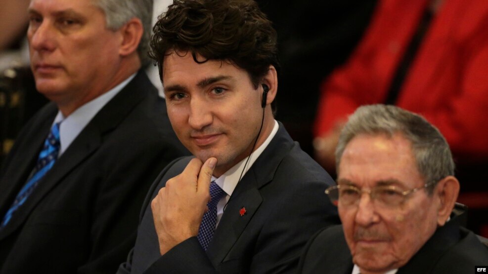 Raúl Castro (d) junto al primer ministro de Canadá Justin Trudeau (c) y el vicepresidente de Cuba, Miguel Díaz-Canel.