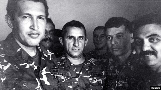 Hugo Chavez (i) en 1992 despues de ser arrestado por el intento de golpe de Estado. A su lado Francisco Arias (2do d), y Jesus Urdanetta (centro). 