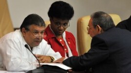 Raúl Castro (d) con el ministro de Economía Marino Murillo (i), en una sesión de la Asamblea Nacional de Cuba. Archivo.