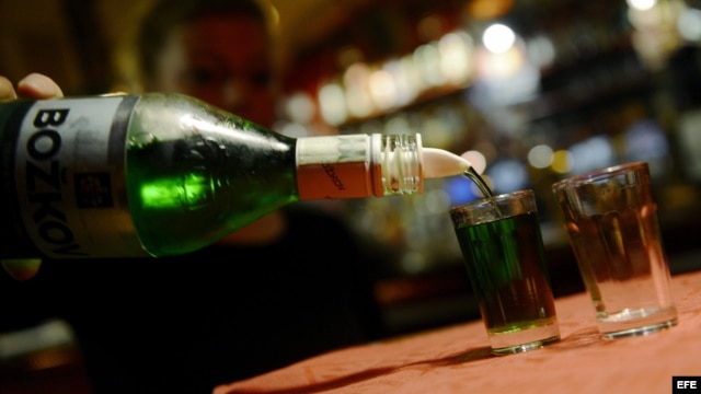 Una mujer sirve un vaso de alcohol en Praga, República Checa. 