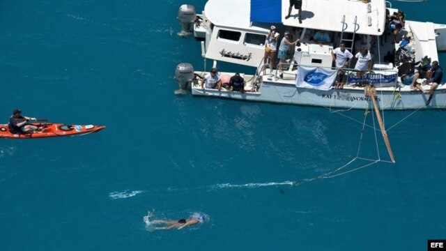 Fotografía cedida por la Oficina de Noticias de Florida Keys donde se ve a la estadounidense Diana Nyad (abajo) nadando el lunes 2 de septiembre de 2013, a tres kilómetros de Key West, Florida (EE.UU.) y completar los 178 Km del paso entre Cuba y EE.UU.