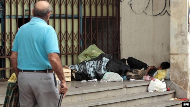 Dos niños duermen en una calle de Asunción.