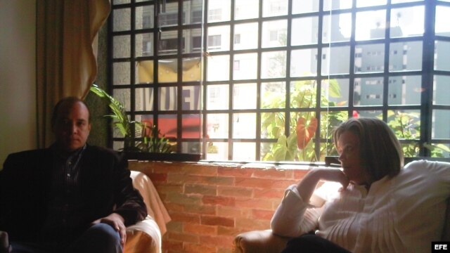 Fotografía de archivo del 12 de enero de 2012 de la jueza María Lourdes Afiuni (d) junto a su abogado defensor, José Graterol (i). 