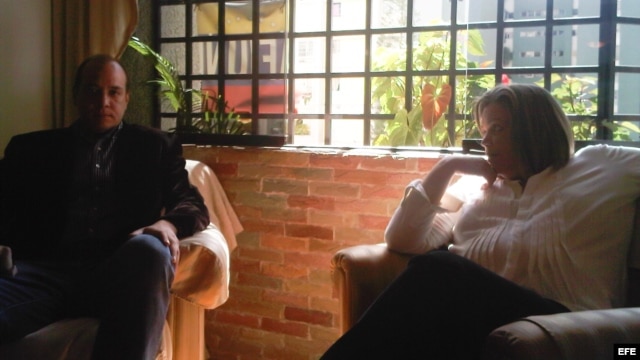 Fotografía de archivo del 12 de enero de 2012 de la jueza María Lourdes Afiuni (d) junto a su abogado defensor, José Graterol (i). 