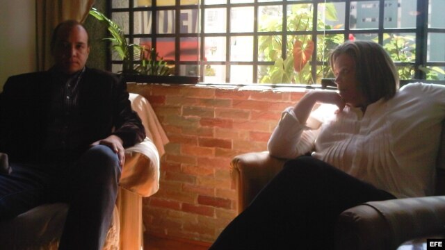 Fotografía de archivo del 12 de enero de 2012 de la jueza María Lourdes Afiuni (d) junto a su abogado defensor, José Graterol (i). 