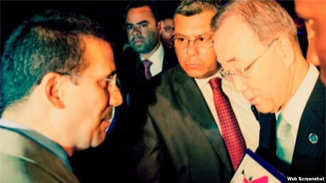 Antonio Rodiles (i) entregó documentos de la campaña "Por otra Cuba" a Ban Ki-moon, secretario general de la ONU. San José, Costa Rica, 30 de julio de 2014.