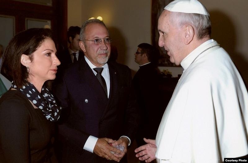 Gloria y Emilio Estefan con el Papa Francisco.