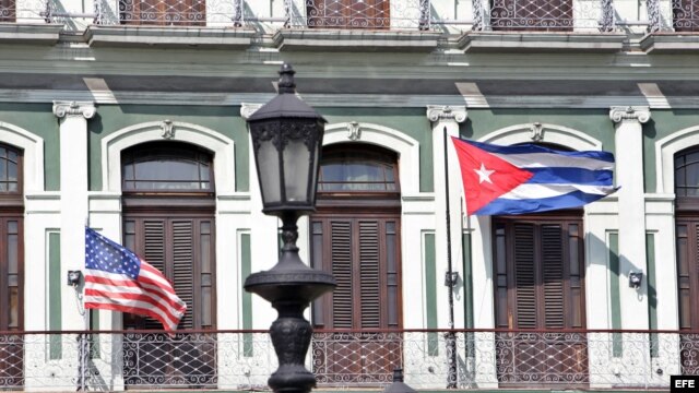 Las banderas de Estados Unidos y Cuba ondean en los balcones de un hotel en La Habana.
