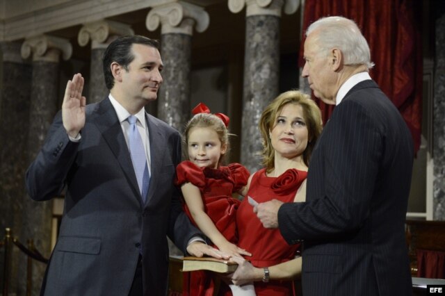 El senador republicano por Texas, Ted Cruz (i), toma juramento junto a su esposa Heidi (c), su hija Caroline y el vicepresidente, Joe Biden (d), durante la inauguración del Congreso.
