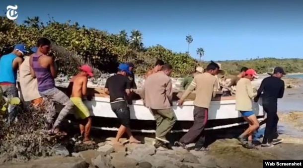 El bote utilizado por los 12 balseros fue construido de forma artesanal. (Captura de video/NYT)