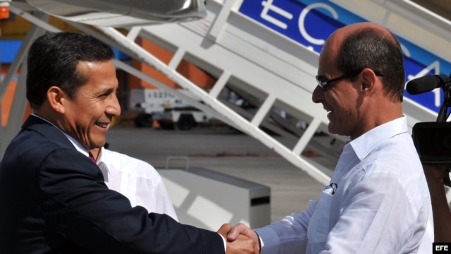  El presidente de Perú Ollanta Humala (i) es recibido por el viceministro de relaciones exteriores de Cuba, Rogelio Sierra  