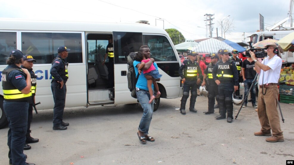 Inmigrantes que intentaban ingresar a Costa Rica son retornados a Panamá (Archivo).