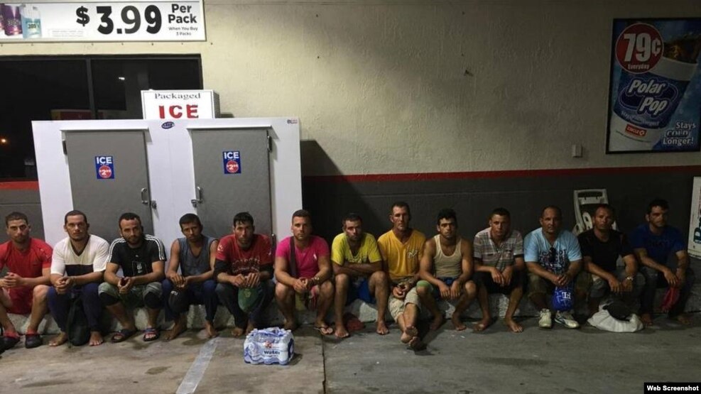 Los 13 cubanos que arribaron a Key Largo este domingo. (Foto: Monroe County Police)