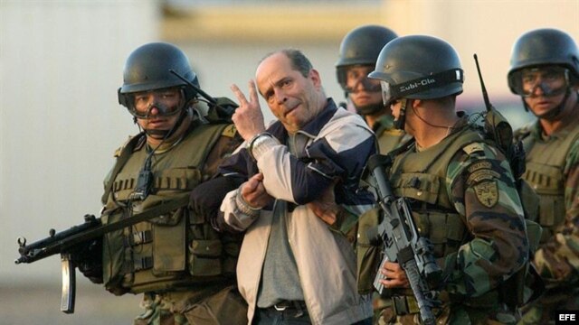 Foto de archivo. Llegada de Simón Trinidad a Bogotá, deportado de Ecuador, en enero de 2004