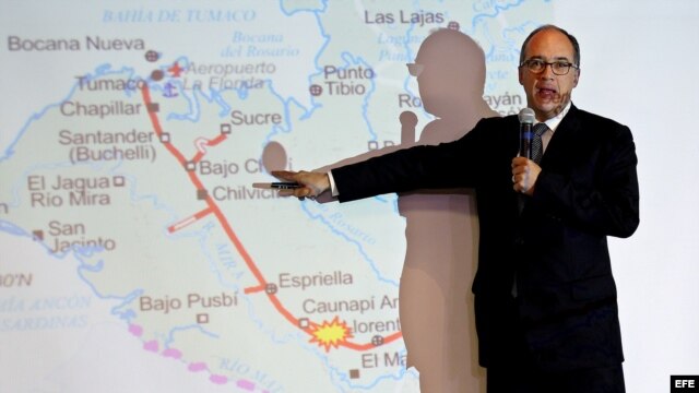 El presidente de Ecopetrol, Juan Carlos Echeverry, habla durante una rueda de prensa hoy, miércoles 10 de junio de 2015, en Bogotá (Colombia). Un ataque perpetrado este lunes por las FARC contra el oleoducto Transandino, en el suroeste de Colombia, dejó una mancha de unos 20 kilómetros de crudo que se prevé llegará hoy a la costa del Pacífico,