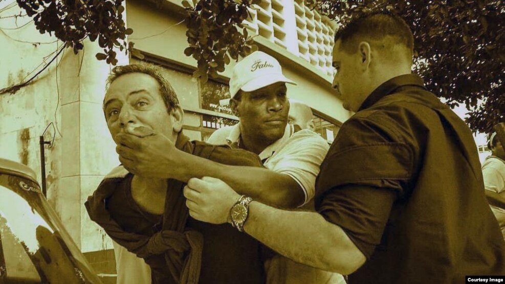 El periodista independiente Lázaro Yuri Valle fue sometido por las autoridades en plena vía pública durante la visita de Obama a Cuba. 