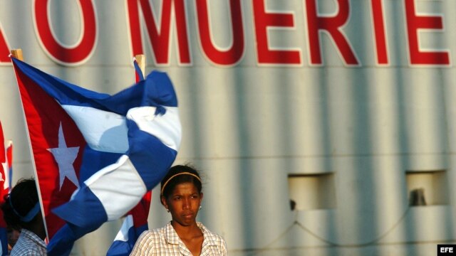 Estudiante cubana en una manifestación política. 