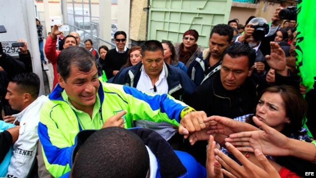 El presidente ecuatoriano y candidato por el movimiento político Alianza País, Rafael Correa (i), saluda a simpatizantes hoy, jueves 14 de febrero de 2013.