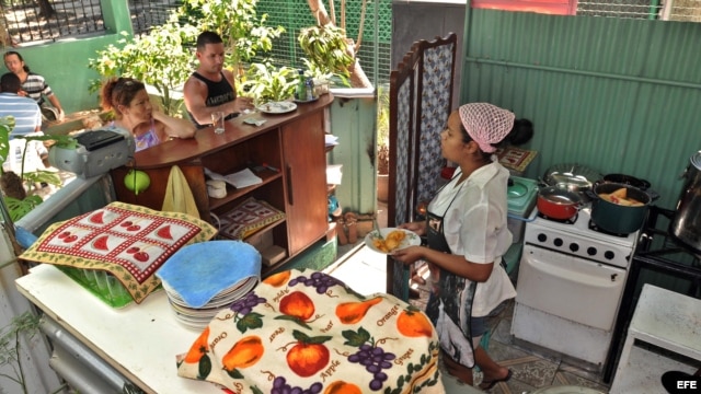 El 13% de los cuentapropistas son elaboradores-vendedores de alimentos. En la foto, la cafetería de una "cuentapropista" en La Habana.
