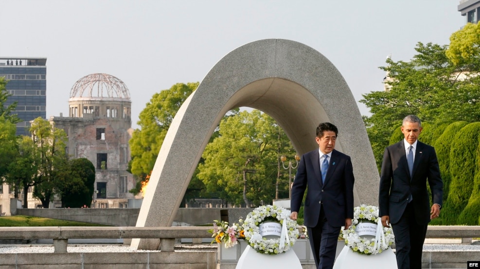 El presidente de Estados Unidos, Barack Obama (d), y el primer ministro nipón, Shinzo Abe (i), participan en una ofrenda floral en el Parque de la Paz hoy, 27 de mayo de 2016, en Hiroshima (Japón) hoy, 27 de mayo de 2016. Aunque Obama es el primer preside