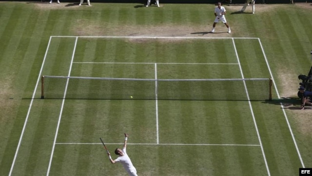 El tenista suizo Roger Federer (arriba) y el escocés Andy Murray (abajo) durante la final del Torneo de Wimbledon que disputaron en el All England Lawn de Londres, Reino Unido, el 08 de julio de 2012. EFE/PAUL GILHAM