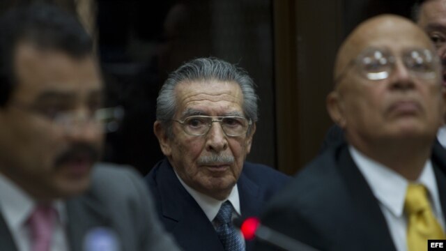 El abogado Danilo Rodríguez (d), que encabeza la defensa del exmilitar golpista José Efraín Rios Montt (c), asiste a una audiencia judicial el 21 de enero de 2013, en Ciudad de Guatemala 