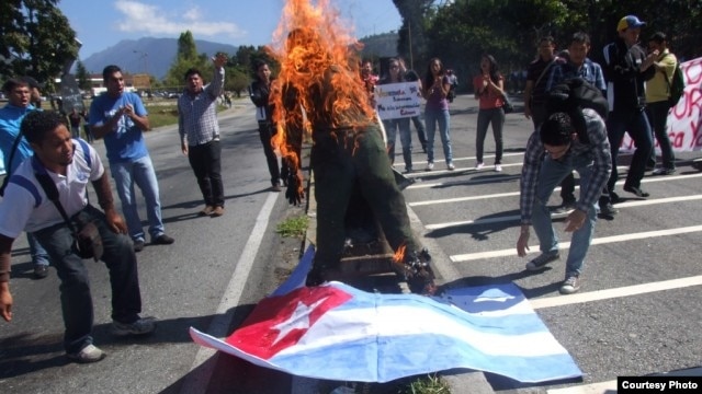 La protesta era contra el Tribunal Supremo, pero el muñeco quemado representaba a Fidel Castro (Foto El Nacional)