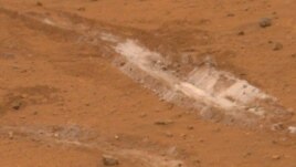 Imagen cedida por la NASA que muestra una mancha descubierta en Marte en abril de 2007 por la exploración Rover Spirit, tan rica en sílice que los científicos proponen que en ese lugar hubo agua