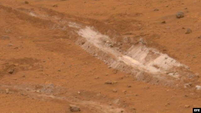 Imagen cedida por la NASA que muestra una mancha descubierta en Marte en abril de 2007 por la exploración Rover Spirit, tan rica en sílice que los científicos proponen que en ese lugar hubo agua