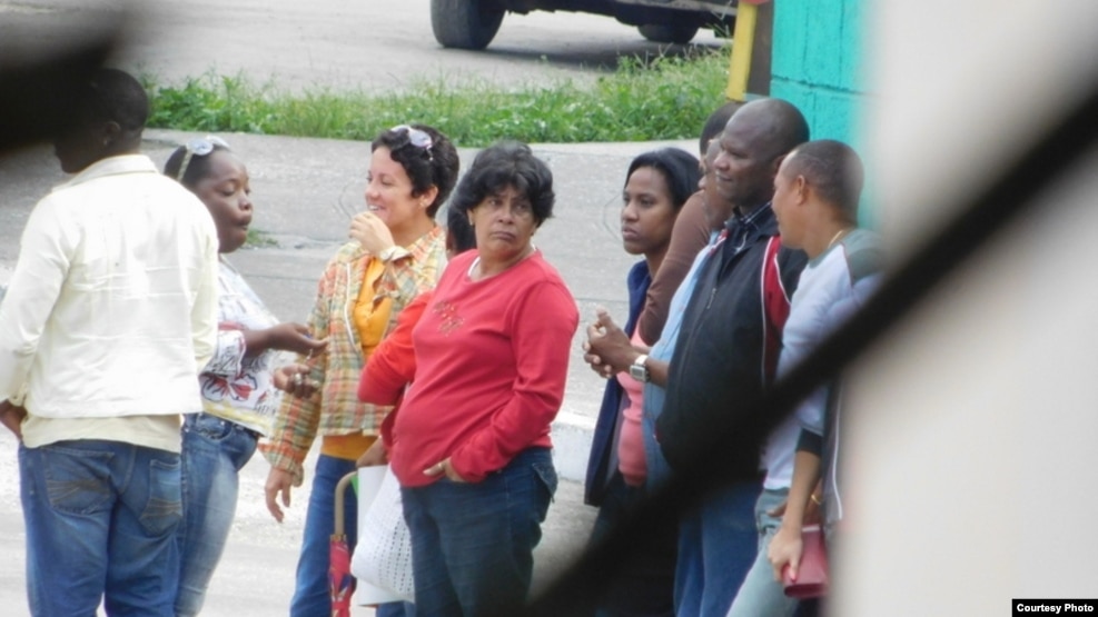 Agentes de Seguridad del Estado y civiles de las Brigadas de Respuesta Rápida vigilan la sede de las Damas de Blanco en La Habana, el 6 de enero de 2016. Fotos cortesía de Ángel Moya Acosta.