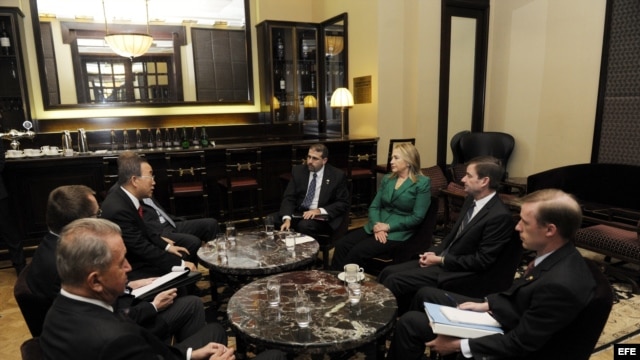 La secretaria de estado estadounidense, Hillary Clinton (3ºdcha), reunida con el secretario general de Naciones Unidas (ONU), Ban Ki-moon (arriba izda), en el Hotel Rey David en Jerusalén (Israel). 