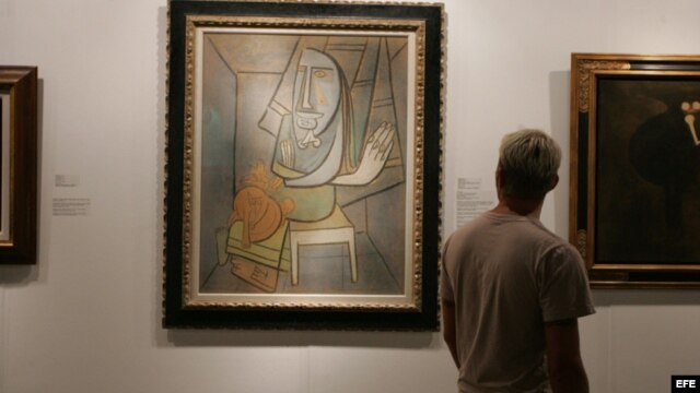 Un hombre observa una obra del artista cubano Wilfredo Lam durante la octava edición de la feria Arteamericas en Miami.