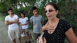 Ofelia Acevedo, viuda de Payá, y sus hijos, en el lugar donde ocurrió el accidente en que murió su esposo