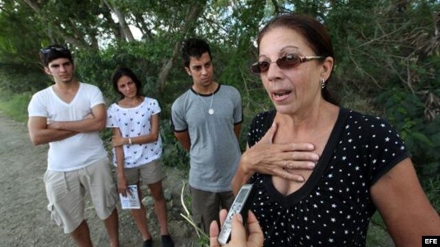 Ofelia Acevedo, viuda de Payá, y sus hijos, en el lugar donde ocurrió el accidente en que murió su esposo