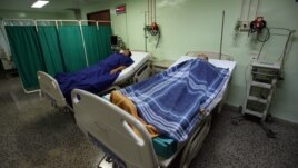 Dos pacientes permanecen en la sala de observación del Instituto de Cardiología y Cirugía Cardiovasculares de La Habana (Cuba).  