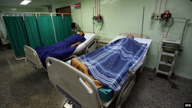 Dos pacientes permanecen en la sala de observación del Instituto de Cardiología y Cirugía Cardiovasculares de La Habana (Cuba).  
