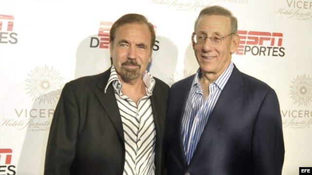 Stephen Ross y el empresario Jorge Pérez (d-i). Archivo.