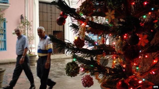 Algunas calles de La Habana han sido decoradas con motivos navideños.