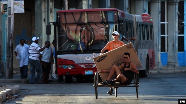 Analistas señalan que el problema del gobierno cubano es que las reformas son “muy pocas y muy lentas”.