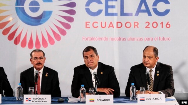 El presidente dominicano, Danilo Medina; de Ecuador, Rafael Correa; y el de Costa Rica, Luis Guillermo Solís (i-d), durante una rueda de prensa en la sede de la Unión de Naciones Suramericanas, UNASUR (26 de enero, 2016).
